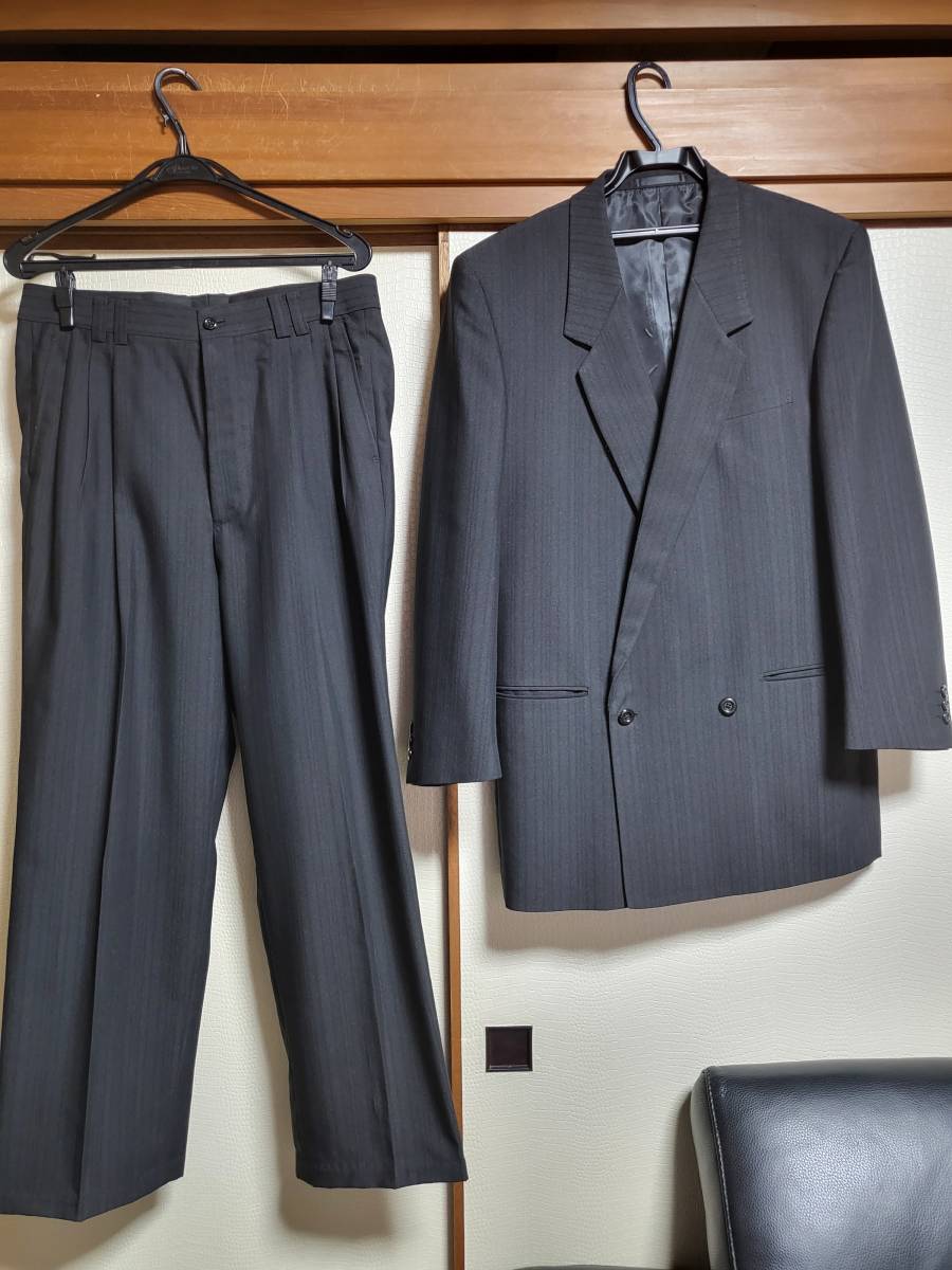 【在庫一掃】 お買い得/美品★高級ブランド★l'garage/ルガラージュ★ダブルスーツ(サイドベンツ)★黒/同色ストライプ★ ダブルスーツ 【在庫一掃】 お買い得/美品★高級ブランド★l'garage/ルガラージュ★ダブルスーツ(サイドベンツ)★黒/同色ストライプ★ ダブルスーツ