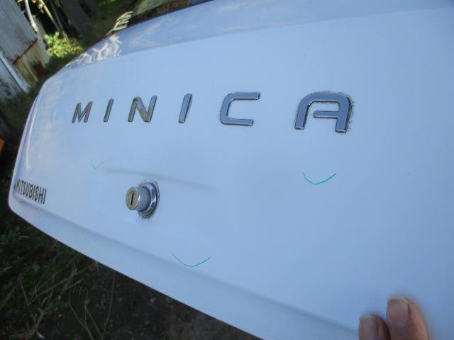 ミニカ V-H32V バックドア/リアゲート W09 ソフィアホワイト 後期_画像5