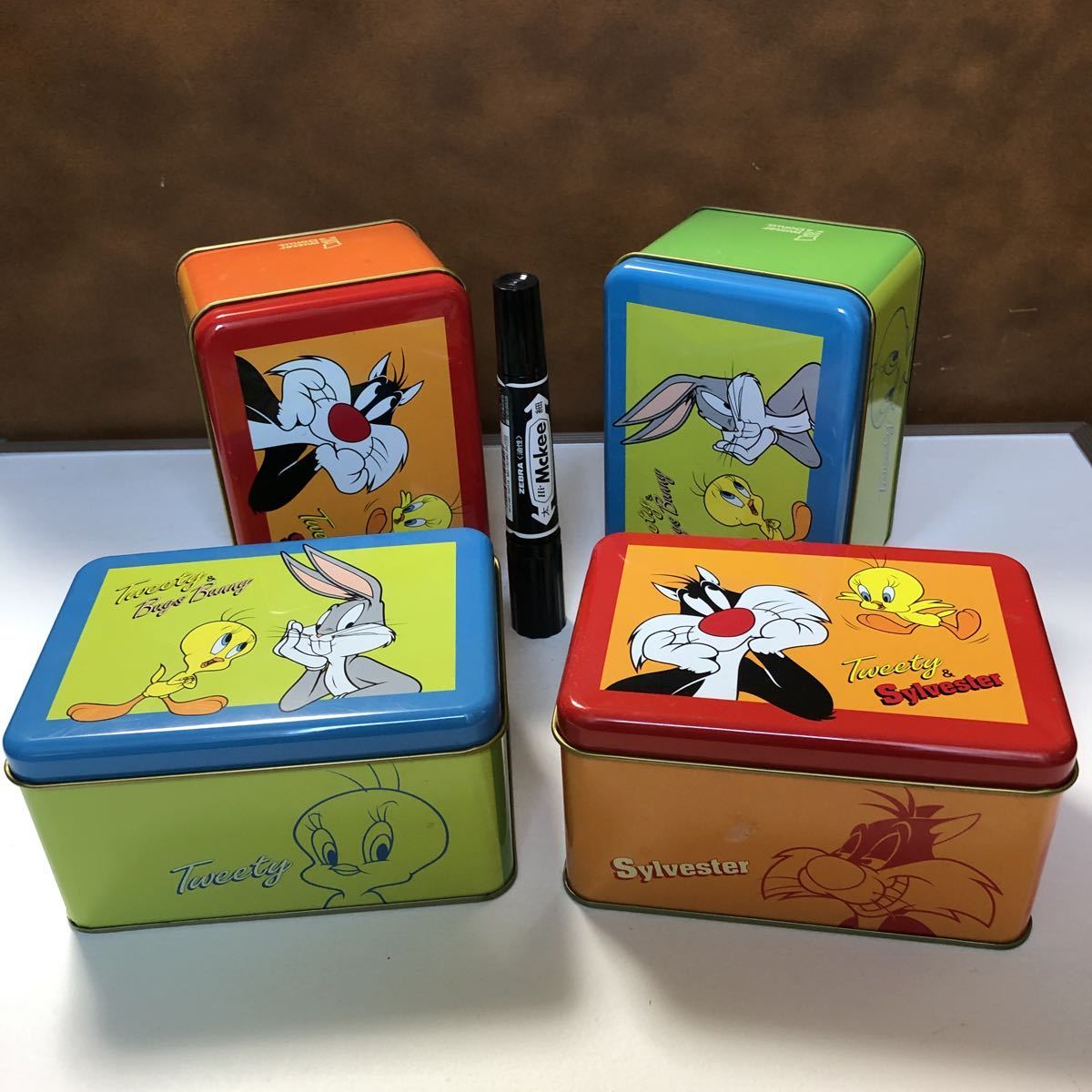 ミスタードーナツ　トゥイーティー &シルベスター tweety＆syivester 缶製品　小物入れ 4個セット　非売品　ノベルティ_画像1