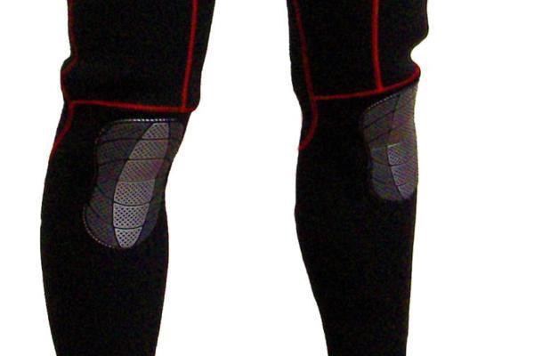 しっかりしたヒザパットを縫い付けています