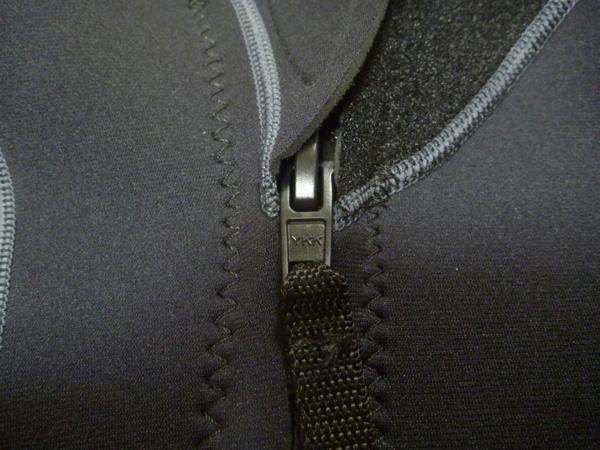 YKK ?10のファスナーを使用しています。