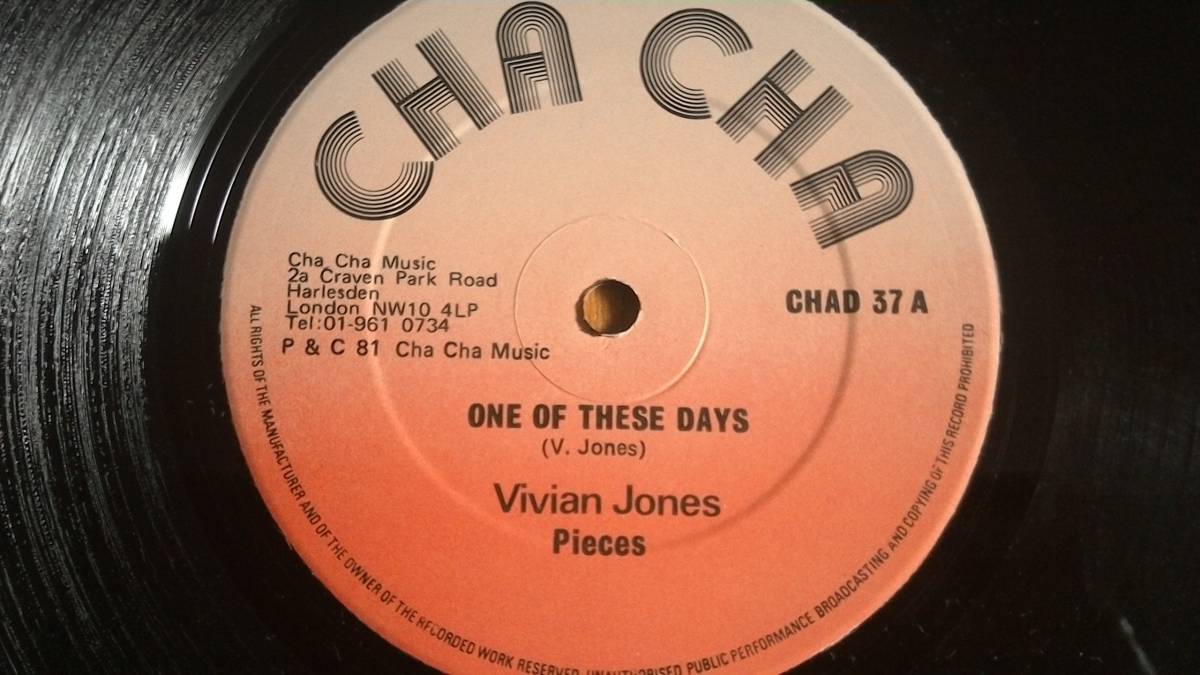 ☆彡美品！！☆彡送料無料！！  Vivian Jones & Pieces One Of These Days 1981 英Cha Cha盤・12inch。Roots Reggae イントロ最高。の画像1