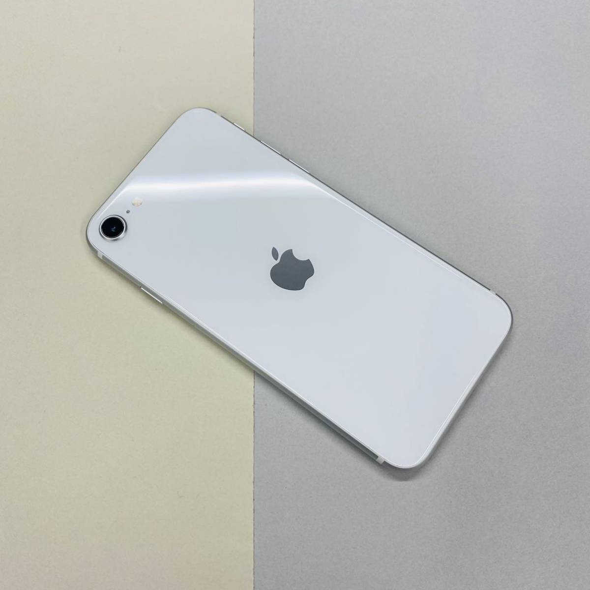 Apple Iphone SE2 (第二世代）64GB Au Simフリー_画像1