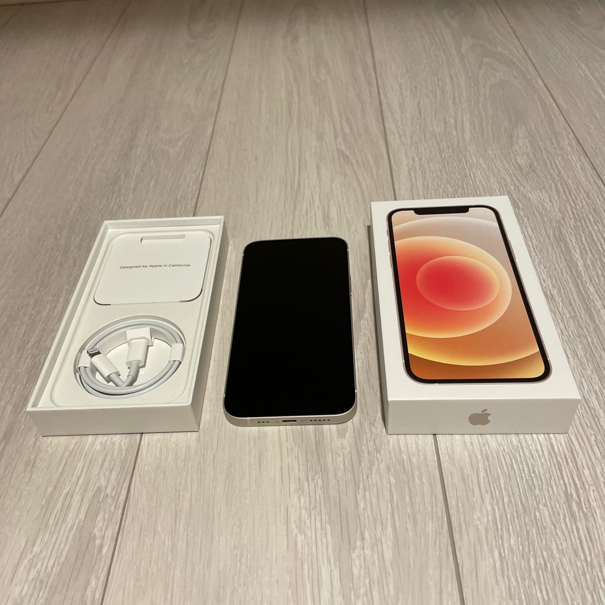 iPhone 12 ホワイト64GB本体 2022年3月au一括購入1ヶ月ほど使用美品シム解除済みバッテリー100%箱・付属品完備