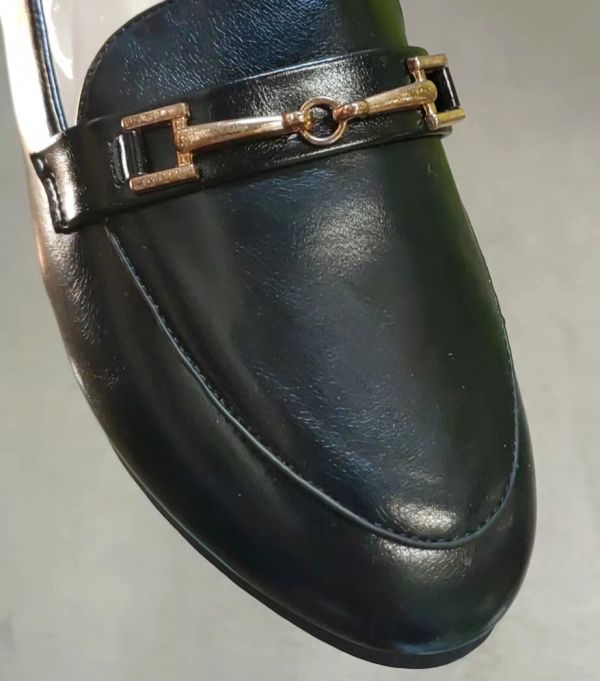 B品 レディース フラットパンプス ブラック 24.5cm ローヒール ラウンドトゥ PUレザー 婦人靴 af_20443_ビット飾りに多少の変色・キズ有り