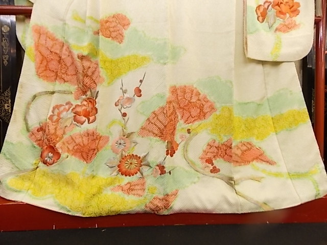 きもの今昔４５０２ 振袖 総絞りに刺繍の豪華さ 絞りは絵羽柄付け花の部分は（牡丹梅菊）刺繍 汚れ有り 身丈１６３ｃｍの画像4