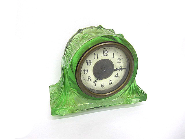 アンティーク ウランガラス機械式置き時計 時計可動しますが精度不明 置時計/ゼンマイ式時計/ネジ巻き時計 プレスガラス/昭和レトロ