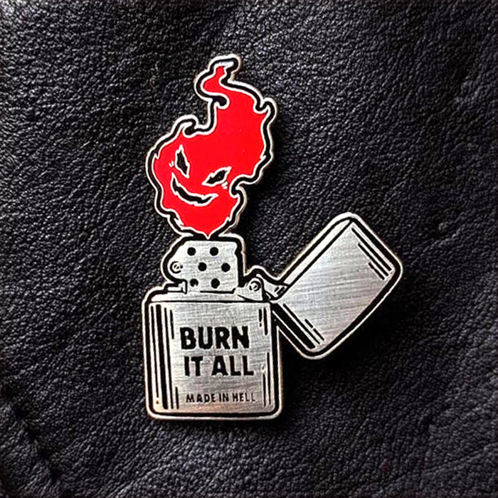 [BROOCH] BURN IT ALL MADE IN HELL 点火 ファイア ZIPPO形 オイルライター デザイン エナメル彩色 メタル ピン ブローチ 【送料無料】_画像1