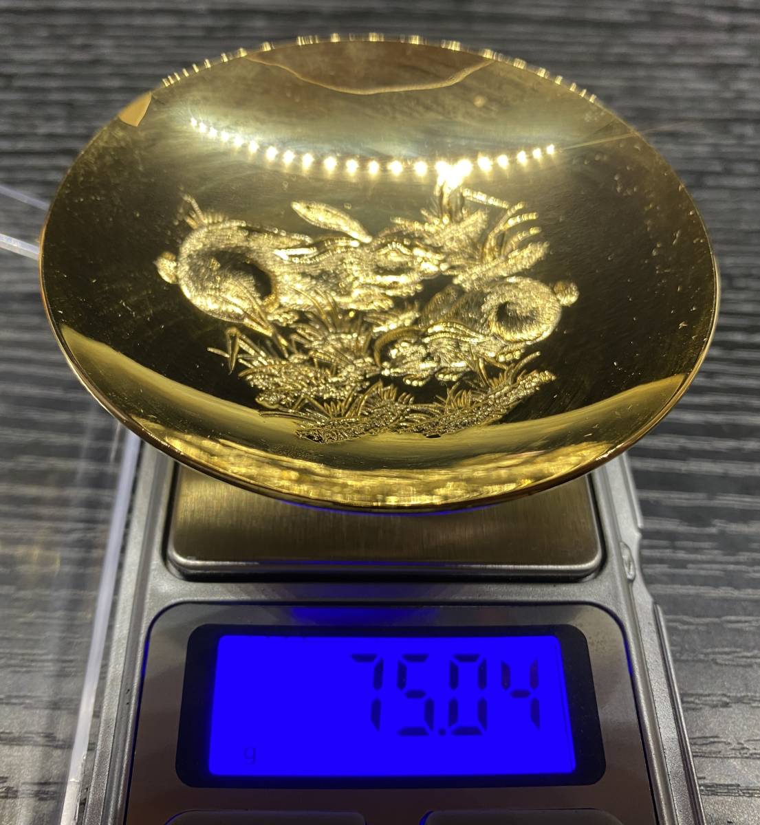 金杯 24K-GP 卯 干支 縁起物 酒器 うさぎ 化粧箱 木箱 飾台 兎 S149_画像7