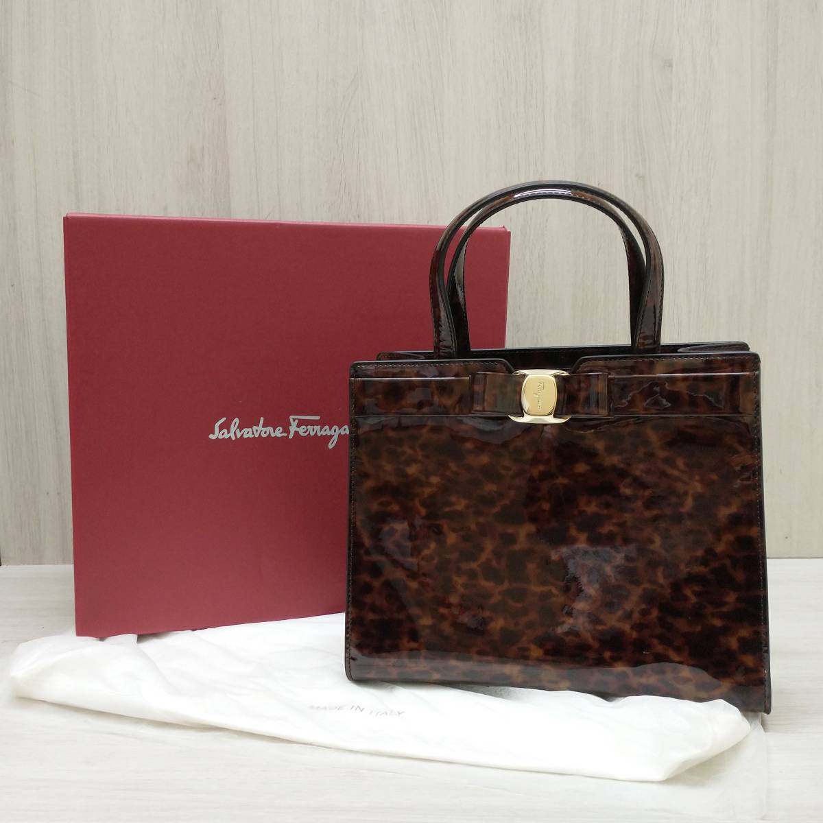 レア！ Salvatore Ferragamo 鑑定書付 フェラガモ ヴァラリボン パテントカーフ 21i290 ハンド ショルダー 2way バッグ べっ甲 店舗受取可_画像1