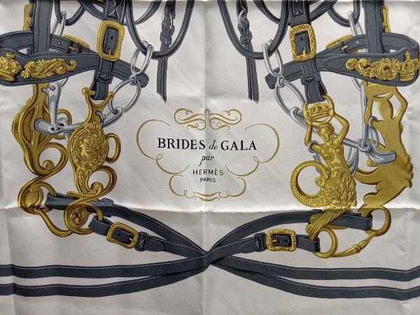 HERMES スカーフ カレ90 BRIDES de GALA 大判 式典用馬勒 シルク100% ブルー×ホワイト×ゴールド_画像4
