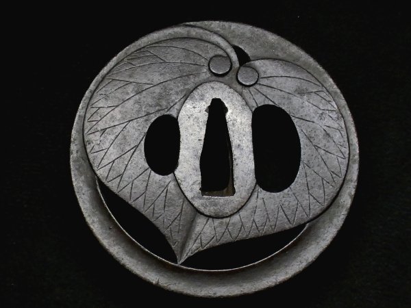 刀装具 #2602】 (鍔) 「越前住 記内作」 葵図 鉄地大鍔 長径:約8cm