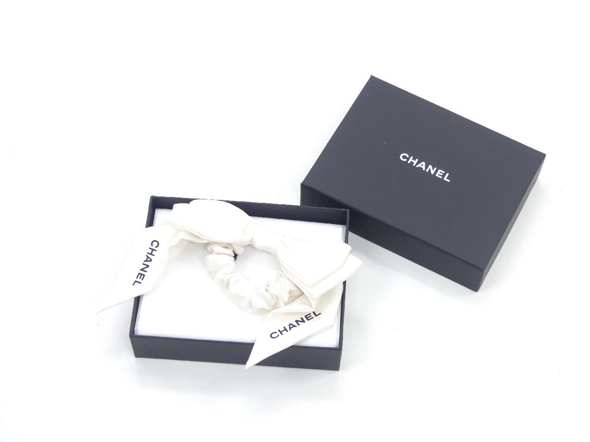 新作 CHANEL ヘアアクセサリー リボンシュシュ ホワイト/ブラック シルク ロゴ入 '22年商品(ヘアアクセサリー)｜売買された