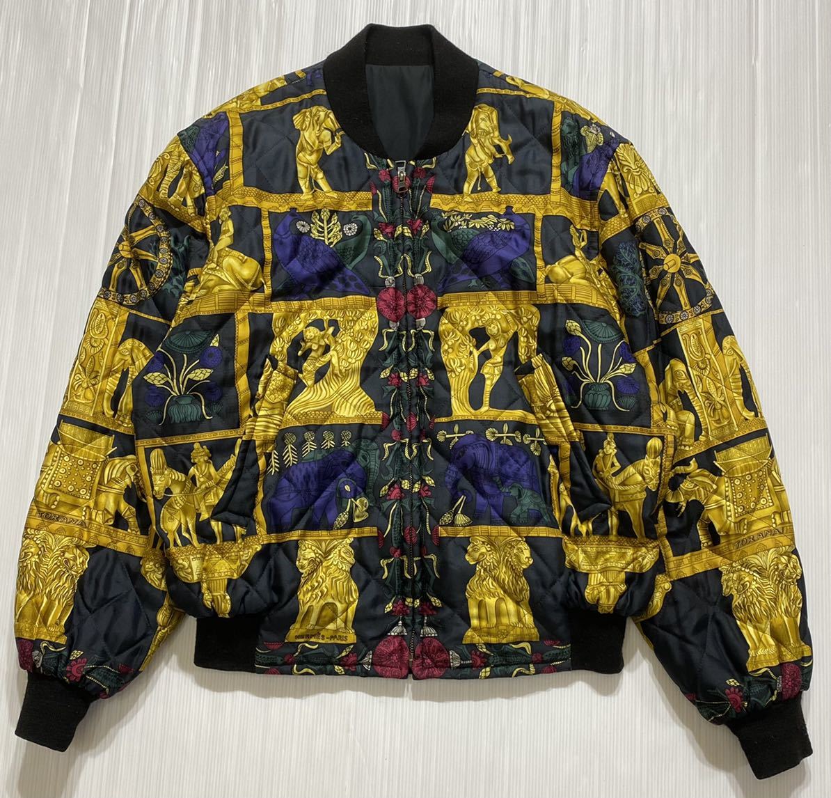エルメスジャポン 正規品 ■ HERMES エルメス ■ スカーフ柄 リバーシブル キルティング シルク地 ボンバージャケット ブラック×ゴールド_画像2