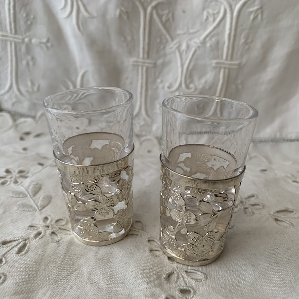 銀製　花透かしショットグラス2個セット　ペア　酒器ぐい呑み　昭和時代　銀製刻印　彫金草花図　桜　さくら