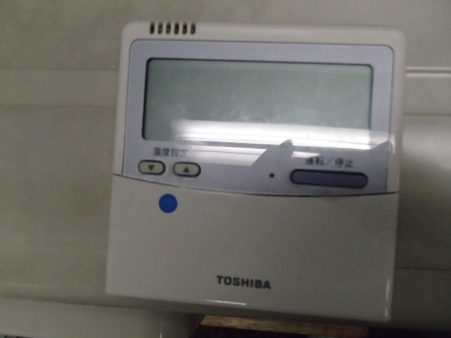 中古品 東芝 天カセエアコン 1.5馬力シングル AIU-AP406H 業務用エアコン 店舗用 ROA-AP405HS1 冷房専用 2013年製 12-27349 12770_画像2