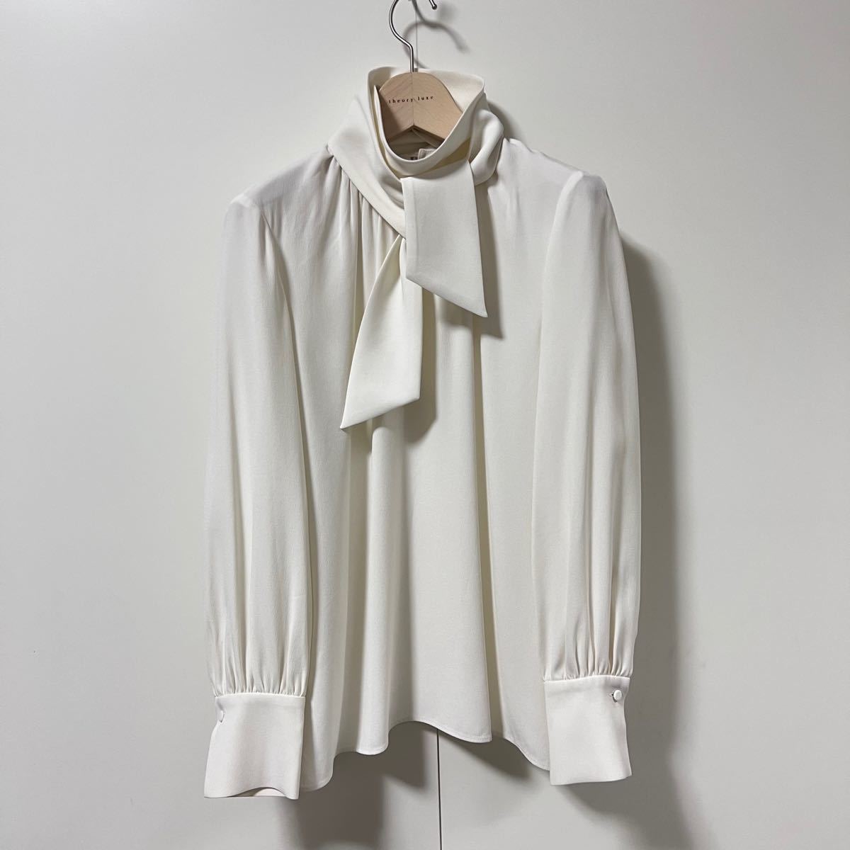 theory luxe 22AW Preciousコラボ ボウタイブラウス|Yahoo theory luxe 22AW Preciousコラボ ボウタイブラウス|Yahoo