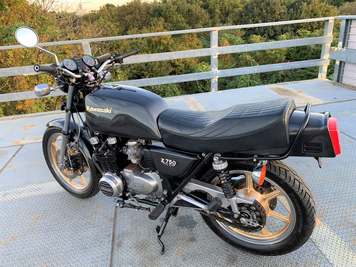 Z750FX/3　黒色　旧車絶版車、金ホイルで真面目な一台。メーター距離が少ない。_画像7