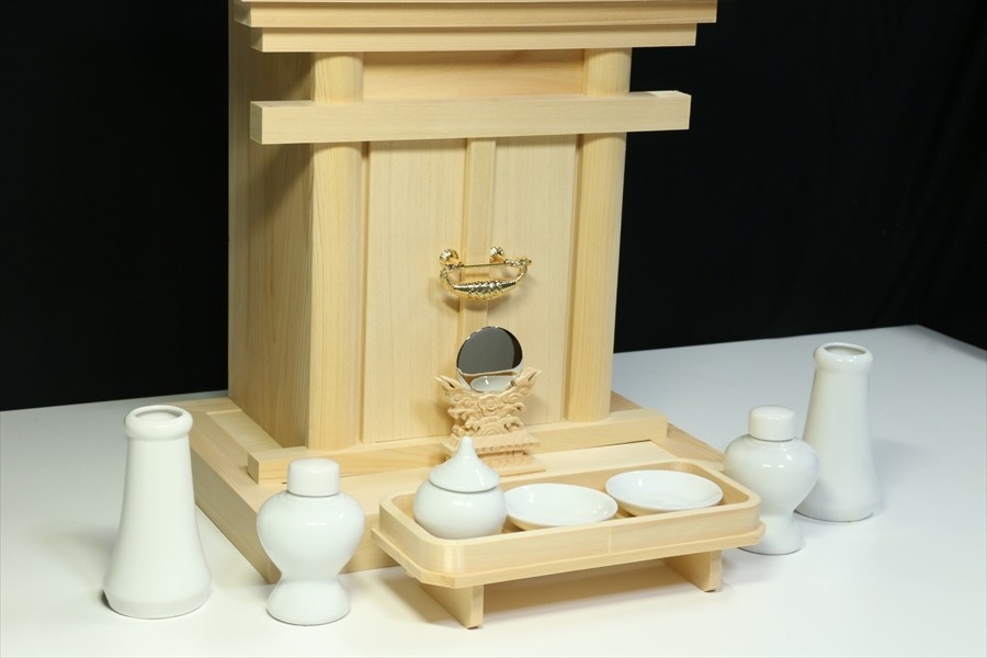 祖霊舎 御霊舎 神徒壇 海老錠型 奥行ワイド 大型 (神具付きセット) 最高級、木曽ひのきシリーズ 本体高さ44cm 幅46cm 奥行き27cm_画像3