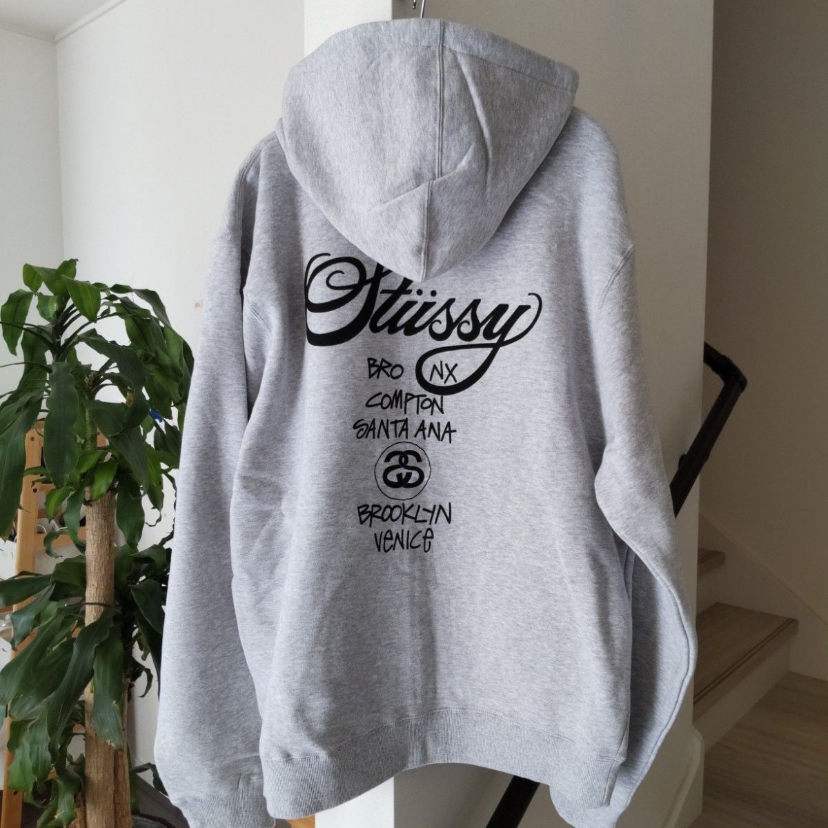 STUSSY 国内正規品 XL ワールドツアー グレー パーカー