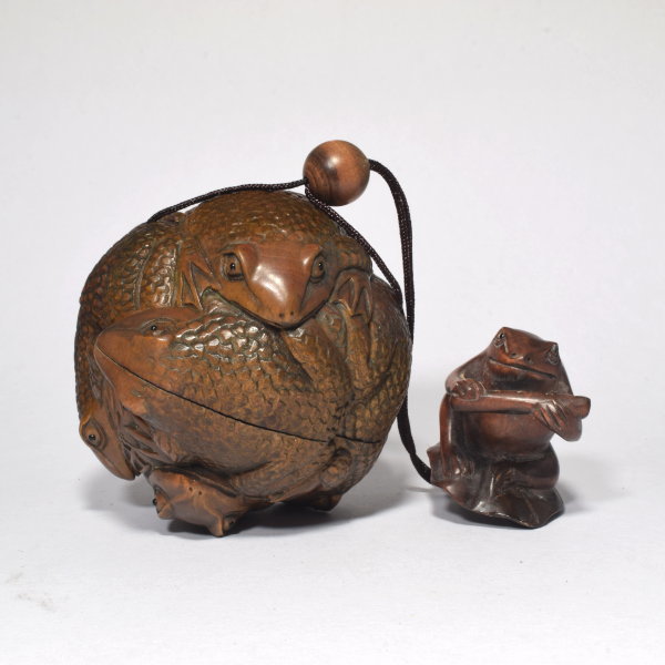 印籠 柘植 丸型 蛙 彫刻 黄楊 繊細彫刻 木製 カエル 【d28-6】