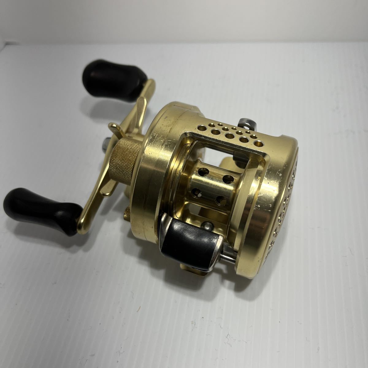 A1650 SHIMANO カルカッタコンクエスト201 ベイトリール