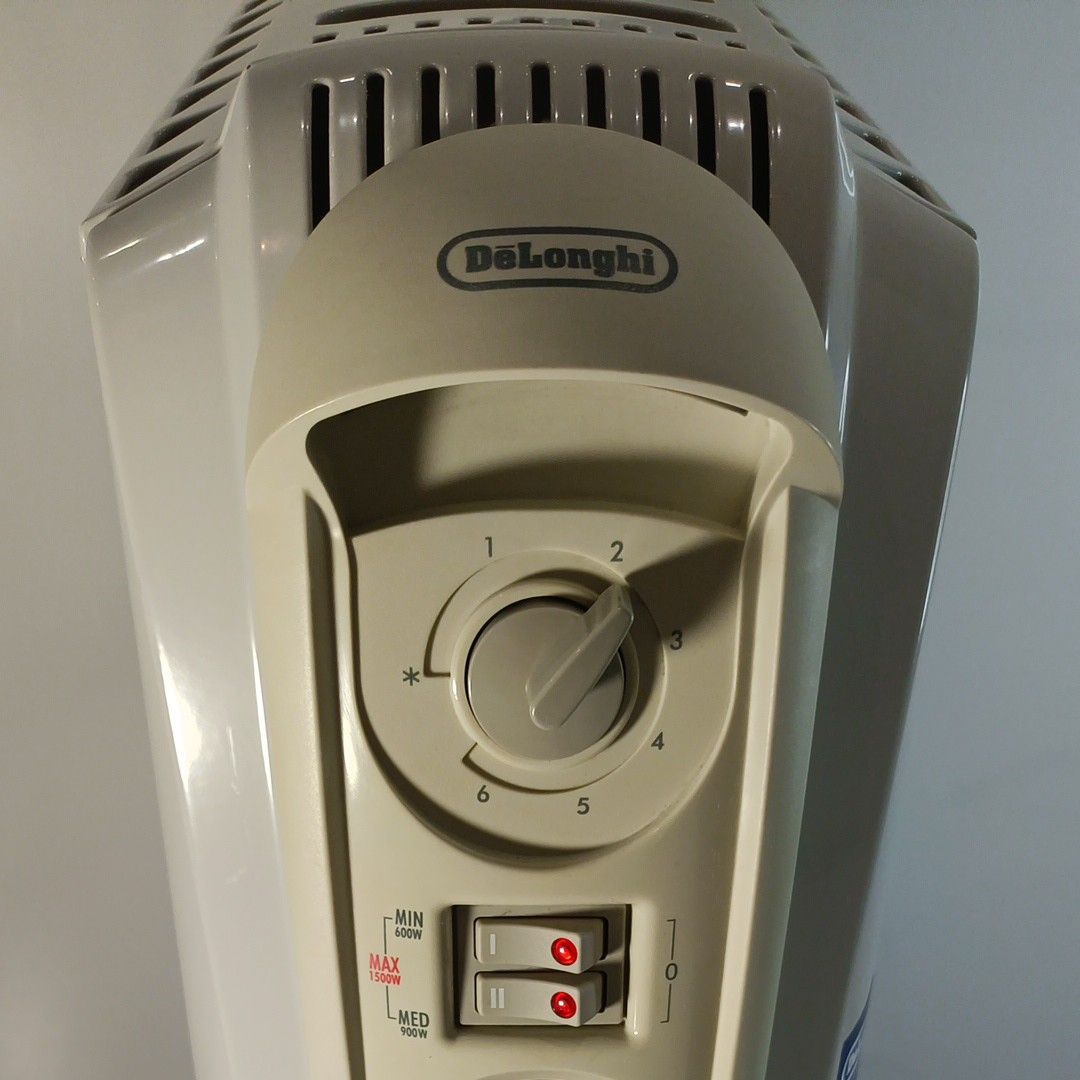 ややキズ有り良品 デロンギ オイルヒーター D091549EFS|PayPayフリマ
