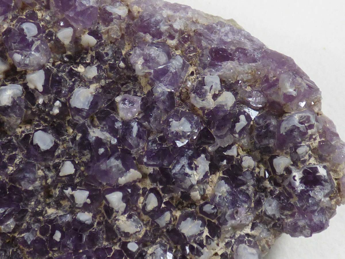 国産鉱物　北海道丸瀬布町の紫水晶 北海道紋別郡遠軽町丸瀬布 金山 北見鉱山 石英被りの紫水晶 の展示中