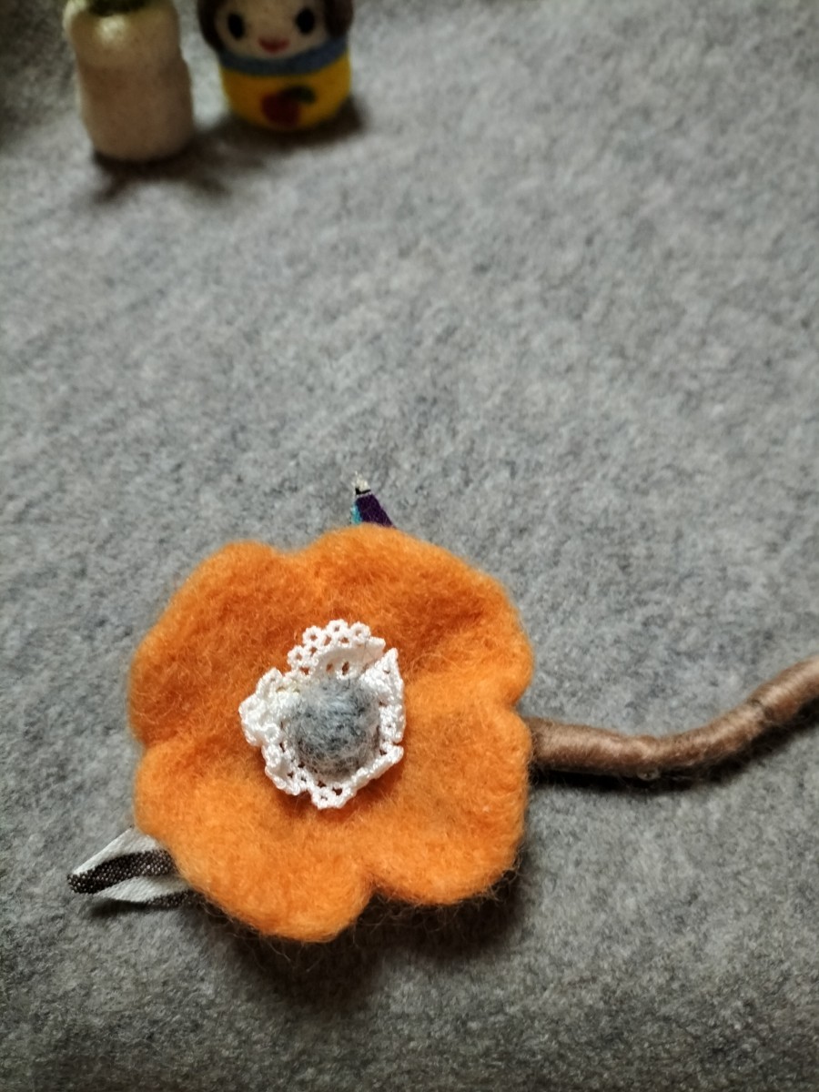 羊毛フェルトハンドメイド　お花ブローチ