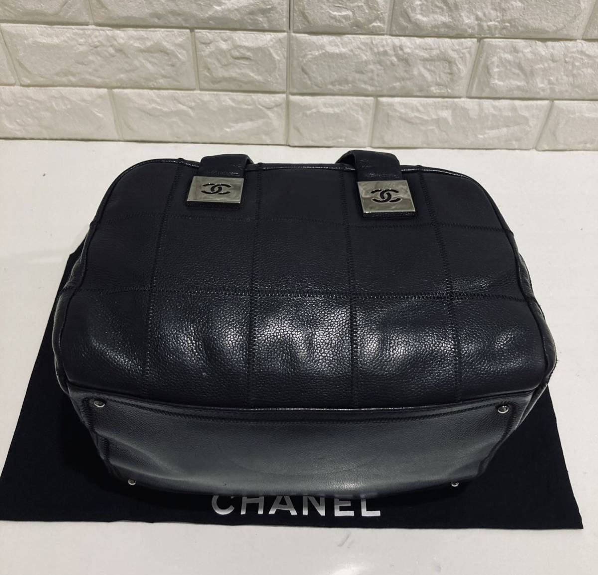 CHANEL 極上美品 シャネル チョコバー レザー バッグ キャビアスキン ブラック_画像4