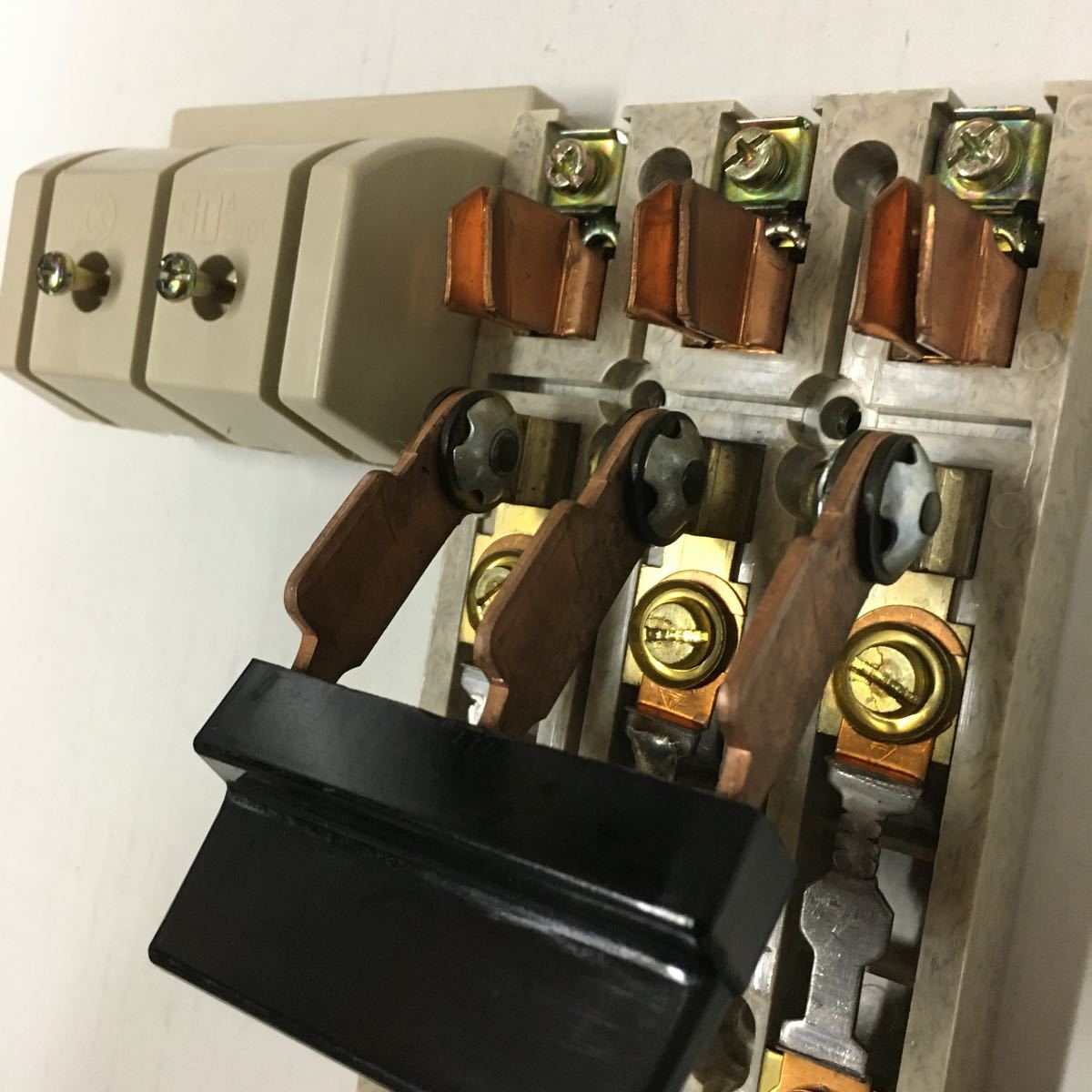 河村電器 三相カバースイッチ ナイフスイッチ 60A 三相ヒューズ 河村電器 三相カバースイッチ ナイフスイッチ 60A 三相ヒューズ