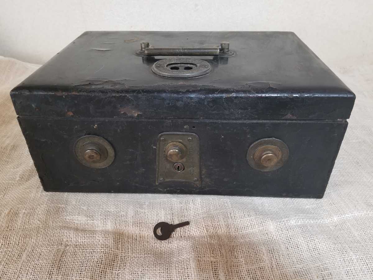  interval . type hand . safe Showa era safe key attaching antique cashbox handbag safe 