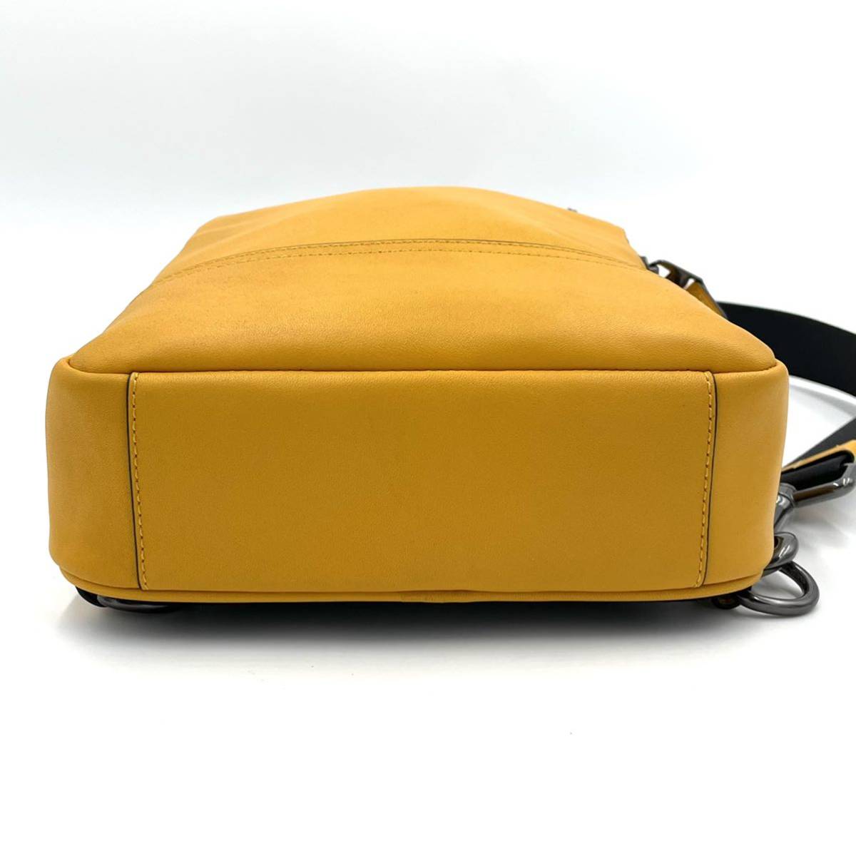 ヤフオク! - 【未使用 超希少色】COACH コーチ ボディバッグ ヤフオク! - 【未使用 超希少色】COACH コーチ ボディバッグ