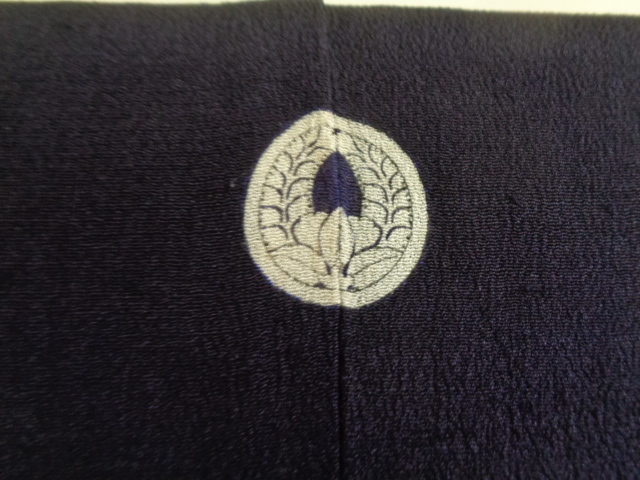 ☆セール 黒留袖 正絹 縮緬 三つ紋 広衿 裾綿入り 吉祥花草文 金糸刺繍