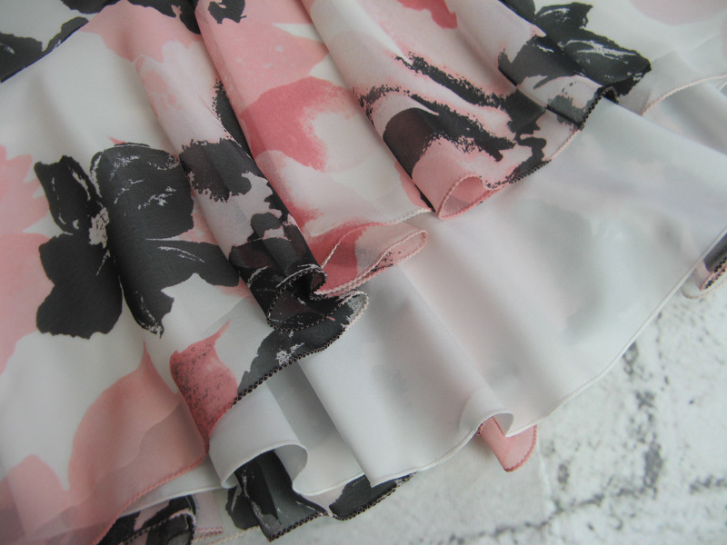 美品 ノーベスパジオ　NOVESPAZIO　日本製　水彩画花柄プリント　マーメイドラインスカート（ピンク、黒、白）38　華やかエレガント　63261