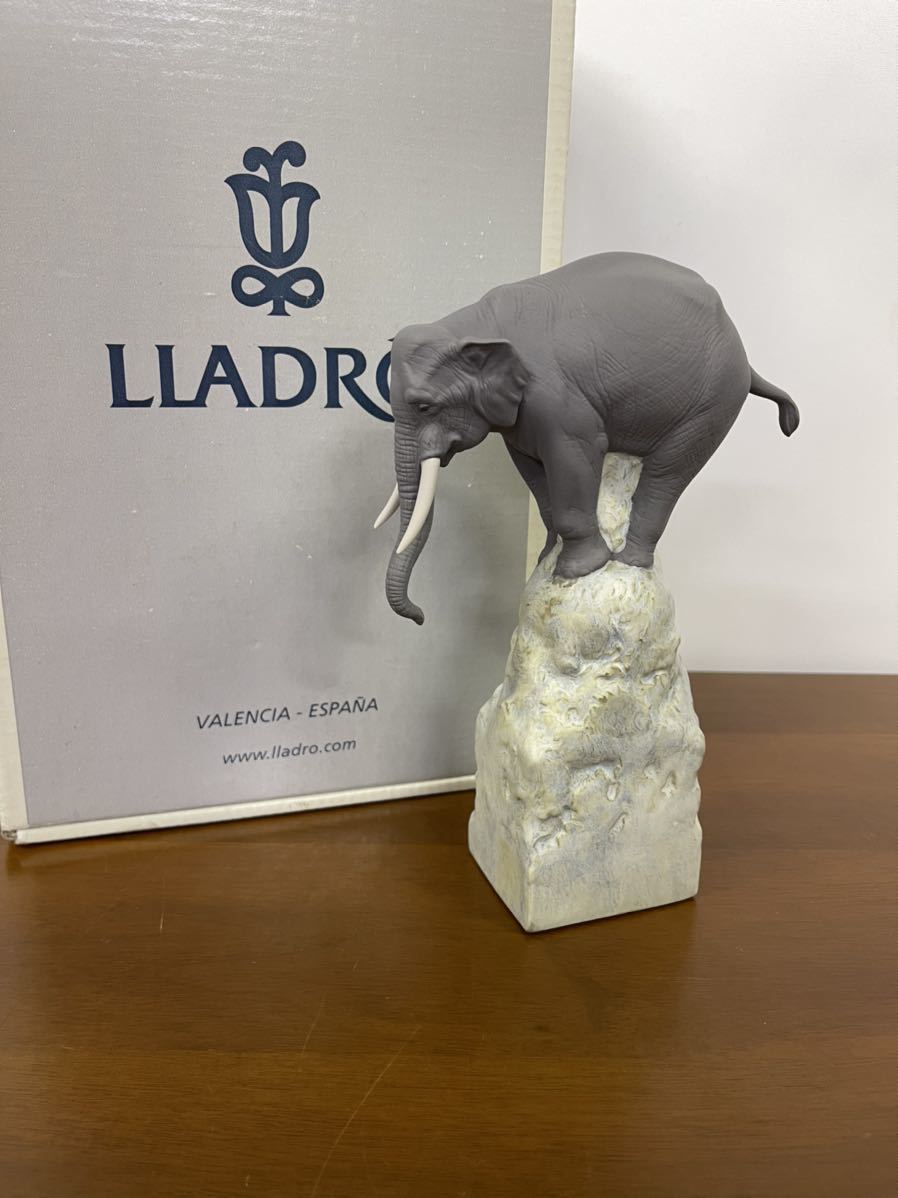 【美品】LLADORO リヤドロ No.8201 『バランスエレファント2』 フィギュリン 高さ約19cm ゾウ エレファント置物