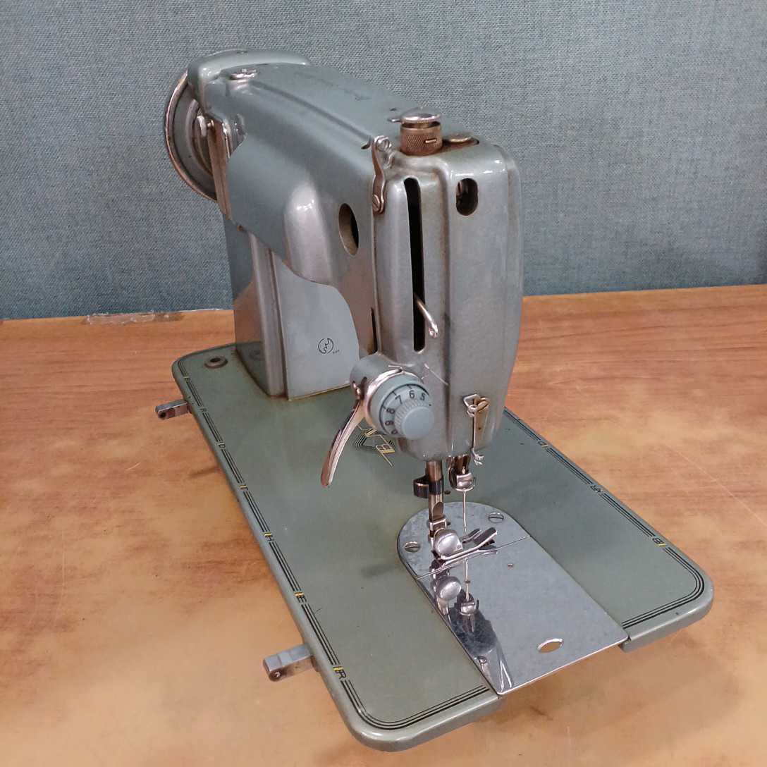  antique brother Brother sewing machine stepping sewing machine. body only K247960 square shape light lighting long-term keeping goods Junk present condition goods Vintage retro 