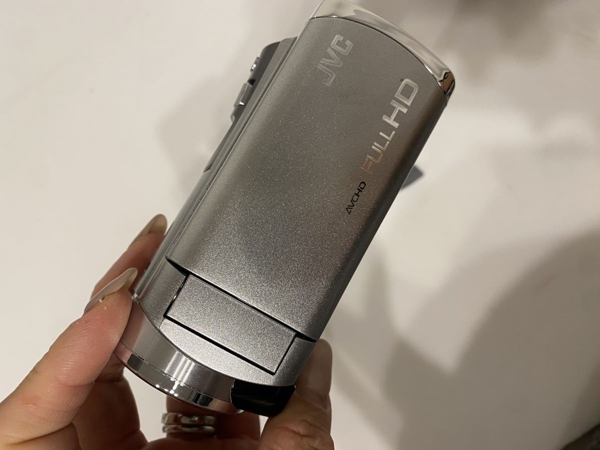 JVC цифровая видео камера GZ-E700-S 2017 год производства 