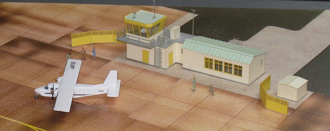 さんけい 1/144 飛行クラブ　簡易飛行場建物　展示工作セット_管理棟モデル工作例