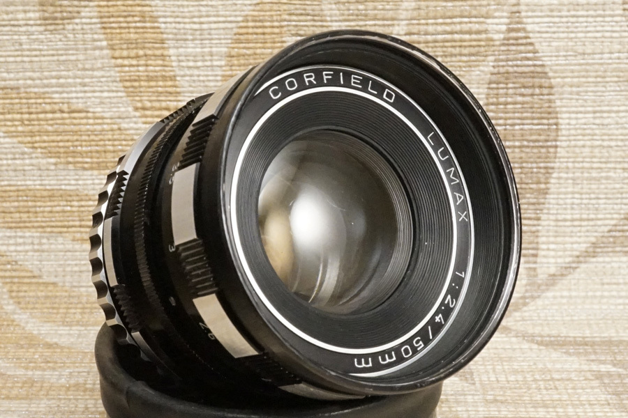 CORFIELD (コーフィールド)　旧西ドイツ製標準レンズ　LUMAX 50mm/f2.4 zebra（超美品/整備済）L39：低コントラストにつきジャンク扱い出品_簡易検査具使い鋭いピント面に改善済です。