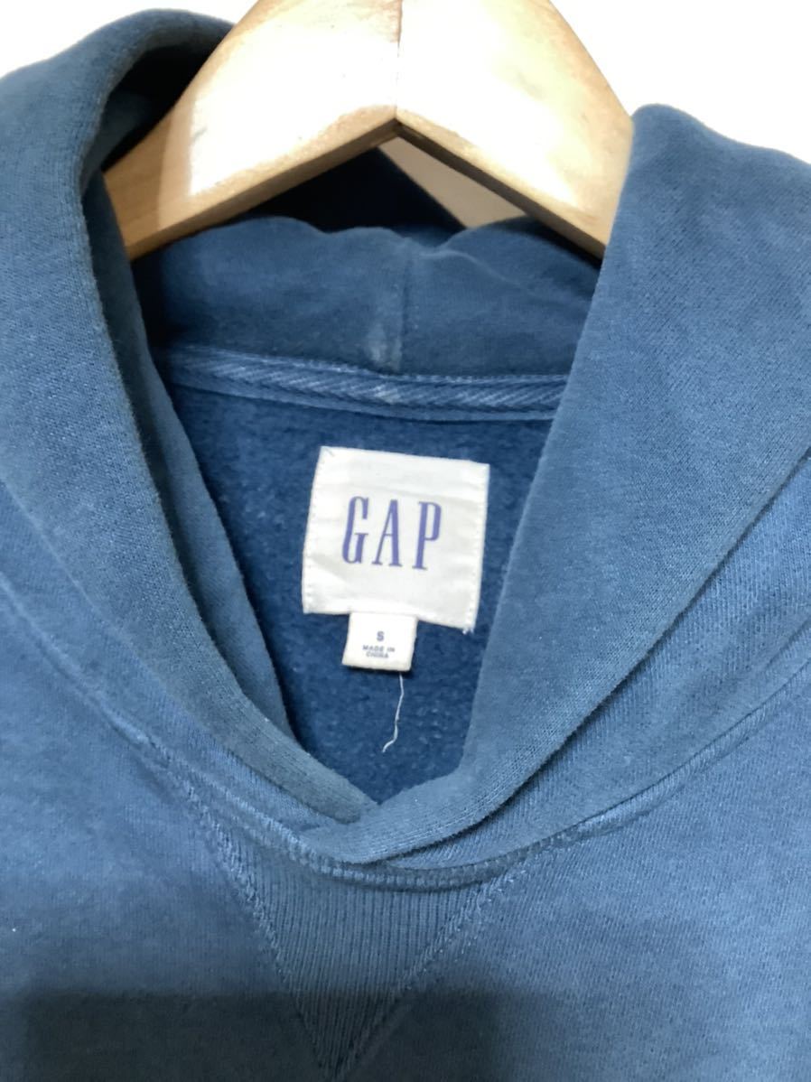 て1012 GAP ギャップ スウェットパーカー プルオーバーフーディ S ブルー系 ロゴ刺繍 ストリート アメカジ 古着 大きめ_画像2