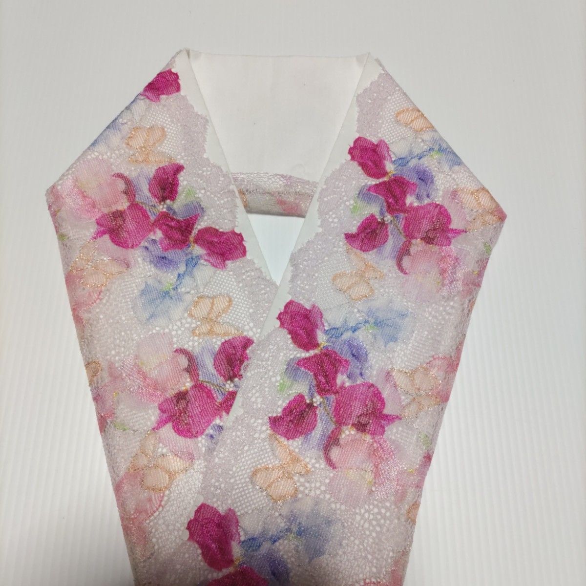 Ｐ-8038 きらきら光沢刺繍　淡いラベンダー色　可愛い花模様レース重ね衿サイズ