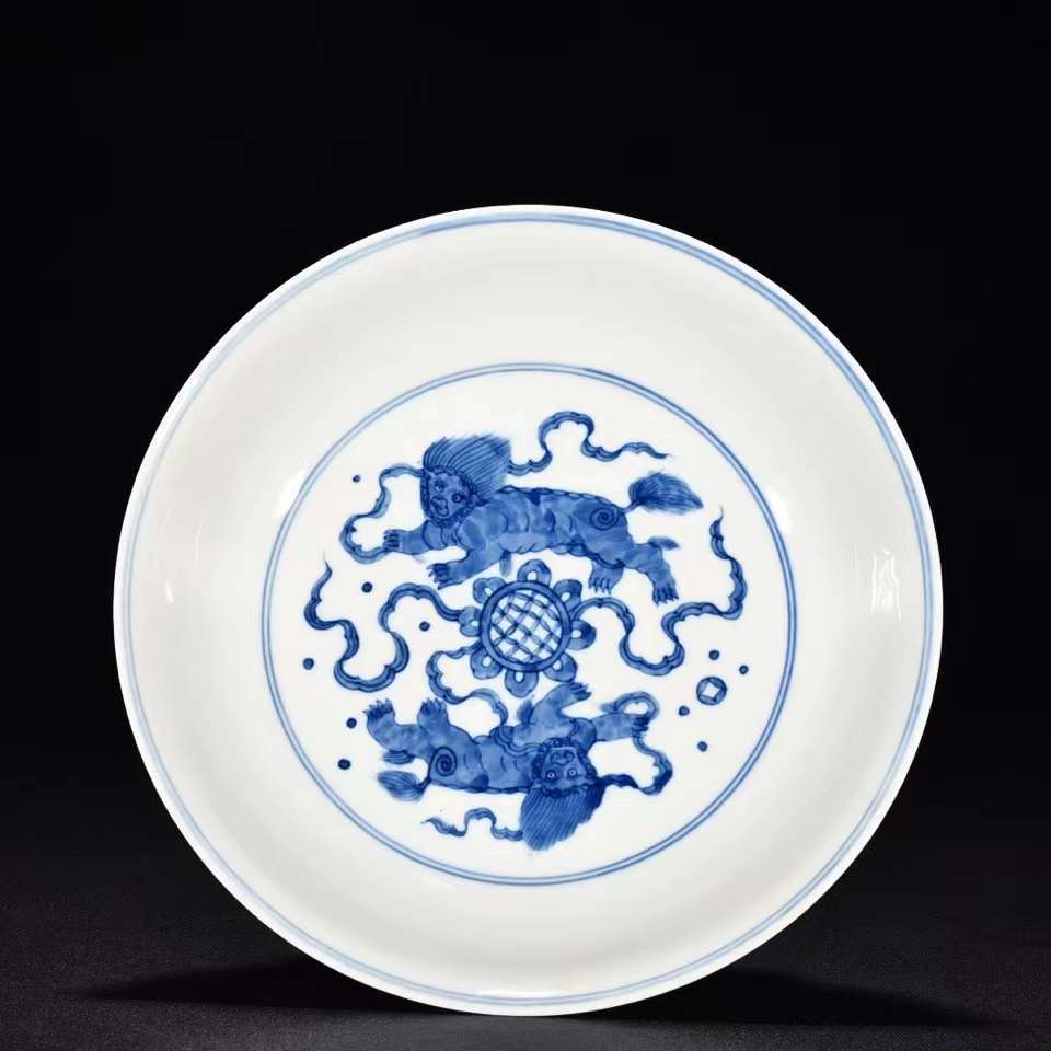明成化 青花 獅子綉球皿 唐物 中国美術 高さ5CM 横22.5CM【HB233】