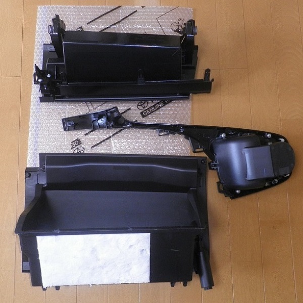 良品 プリウス ZVW30後期 トヨタ純正 グローブボックス上側/下側 良品 プリウス ZVW30後期 トヨタ純正 グローブボックス上側/下側