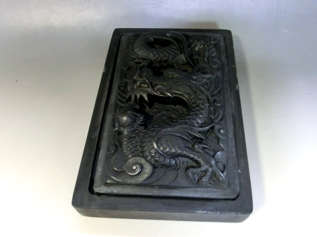 硯□龍彫り 古いすずり石 雲竜紋 1.33kg 書道道具 黒 時代物 骨董 硯□龍彫り 古いすずり石 雲竜紋 1.33kg 書道道具 黒 時代物 骨董