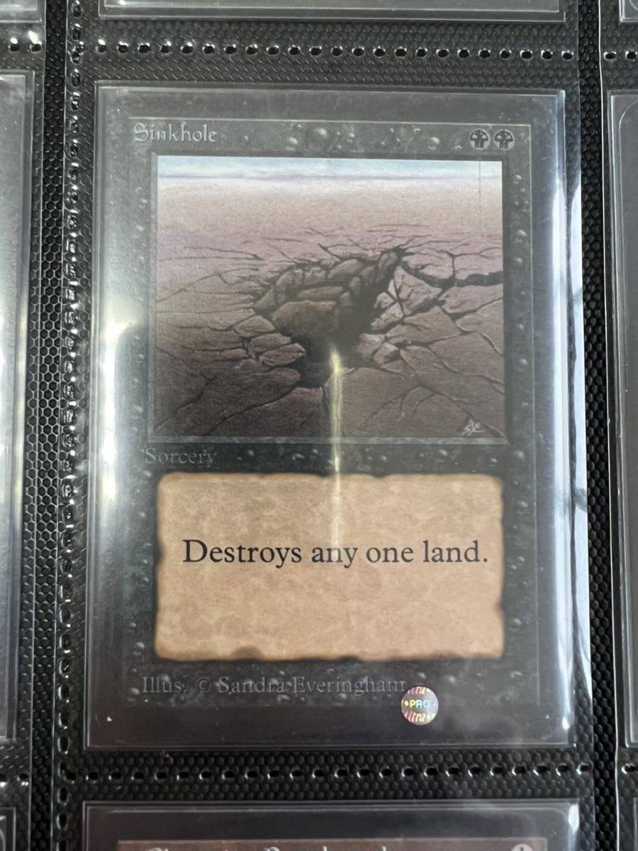 本物 美品 MTG 英語版 Sinkhole 陥没坑 α アルファ版 マジック・ザ・ギャザリング シンクホールの画像1