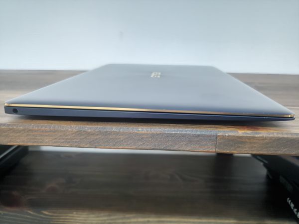 【 究極の薄型軽量ボディ♪】超美品♪ASUS ZenBook UX390(ロイヤルブルー)sRGBカバー率100% FHD液晶 M2.SSD256GB☆Core i5/8GB/Bluetooth_驚異の薄さ！最薄部わずか 11mm