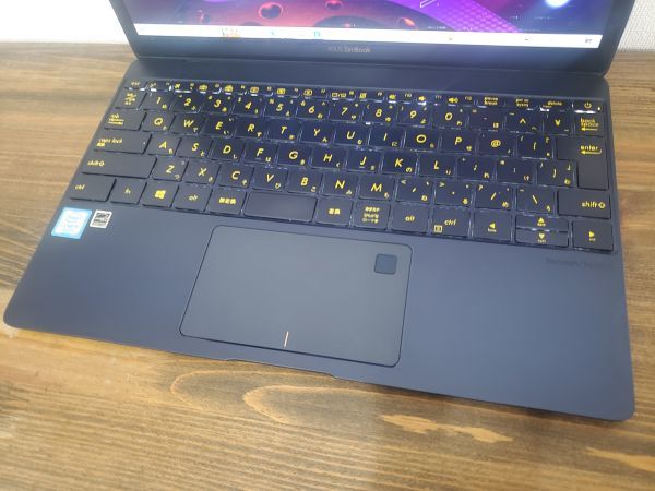 【 究極の薄型軽量ボディ♪】超美品♪ASUS ZenBook UX390(ロイヤルブルー)sRGBカバー率100% FHD液晶 M2.SSD256GB☆Core i5/8GB/Bluetooth_キーボードもテカリなくキレイです♪