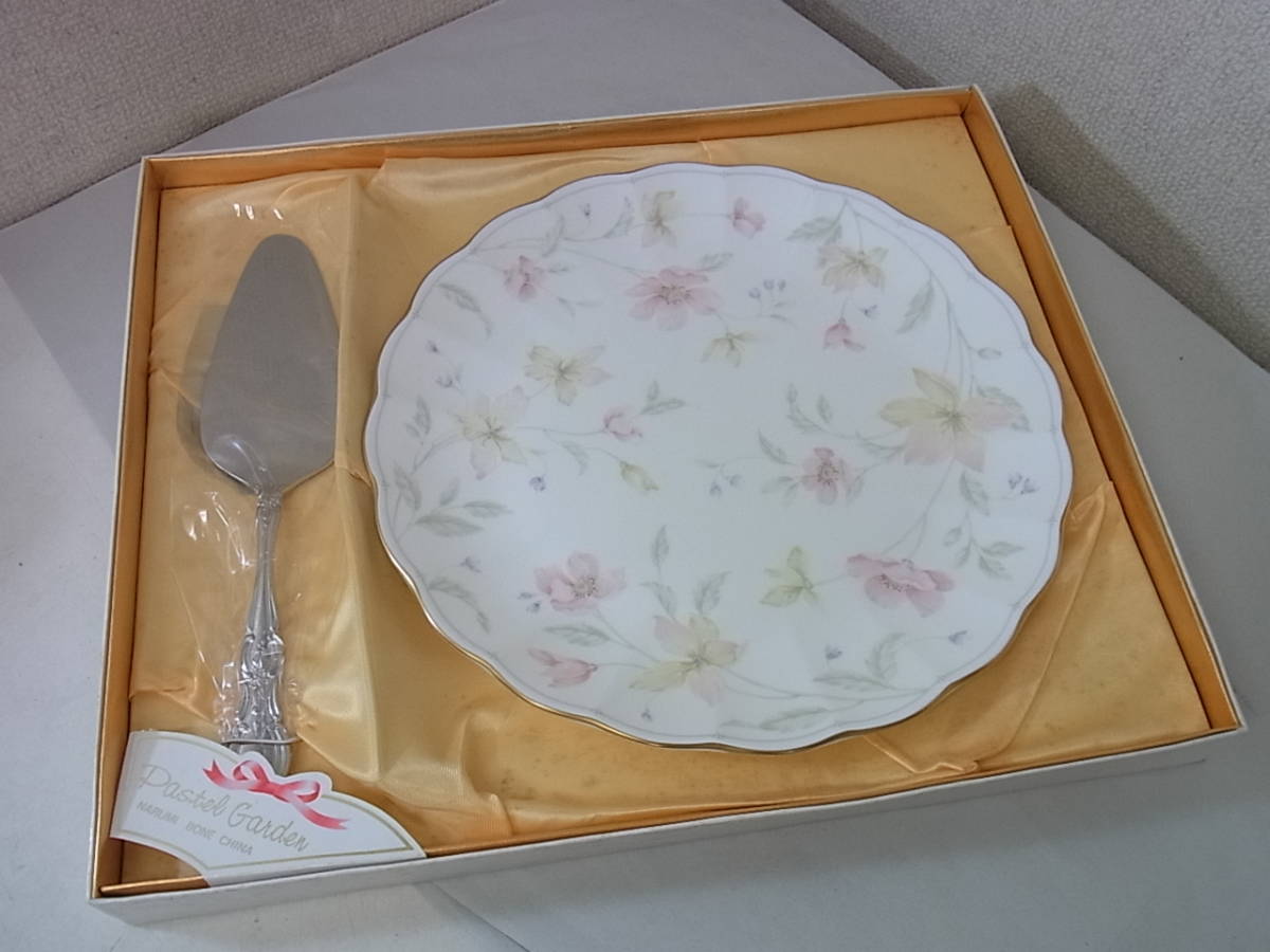 141109H13-1123H-A1□NARUMI□ナルミ　BONE CHINA／ボーンチャイナ　サーバー付き ケーキセット　花柄_画像1