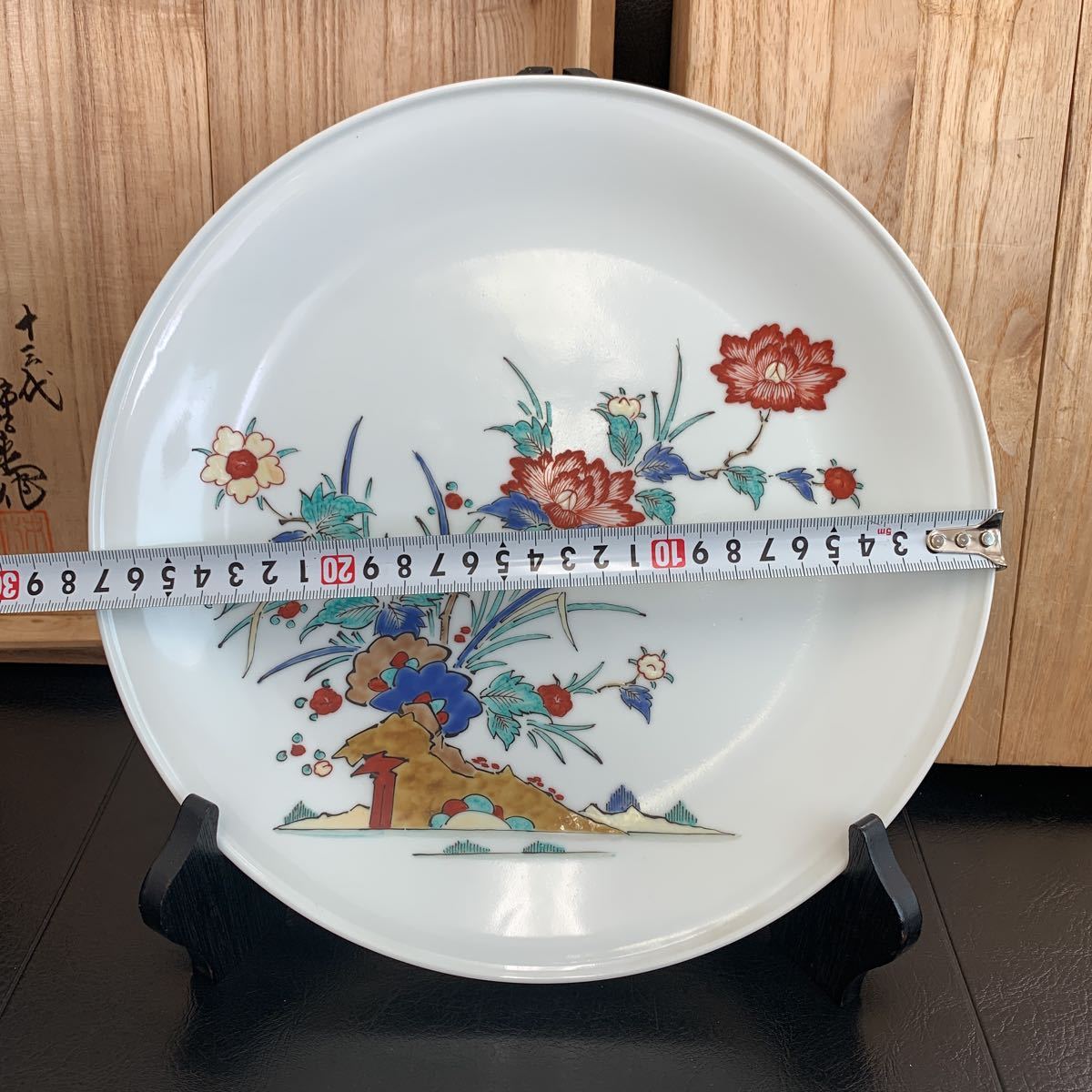 人間国宝 十三代柿右衛門作 本物保証品 飾り皿 酒井田柿右衛門 錦 牡丹